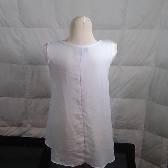 Sleeveless mid cut blouse by Aura - Picture 4 of 5